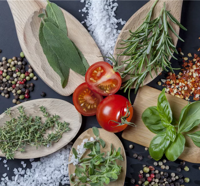 Küchenkräuter schmecken frisch von der Fensterbank am besten