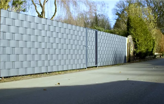 Sichtschutzzaun aufstellen